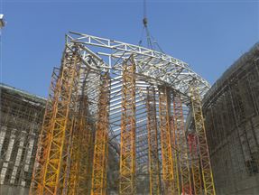 东莞某大型商业广场项目的钢结构施工现场